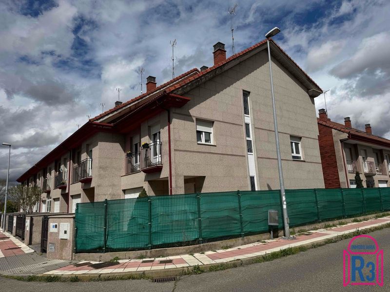 Chalet Adosado en venta León. Ref: 21619. Inmobiliaria R3