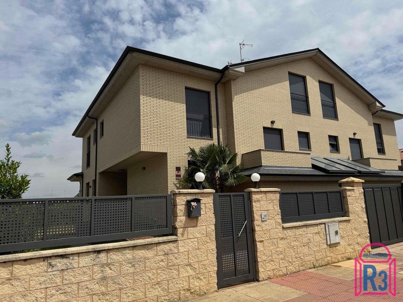 Chalet Adosado en venta La Virgen del Camino, León. Ref: 21801. Inmobiliaria R3