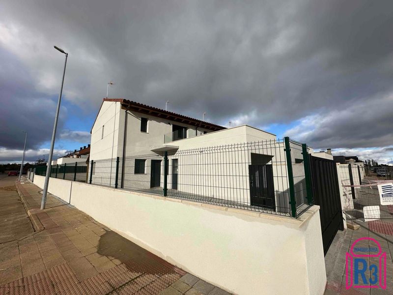 Chalet Adosado en venta La Virgen del Camino, León. Ref: 21804. Inmobiliaria R3