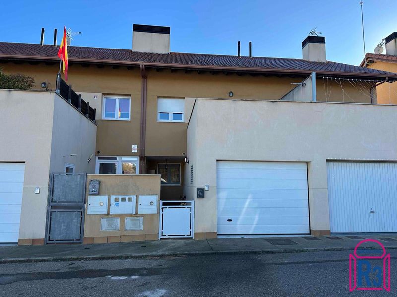 Chalet Adosado en venta Golpejar De La Sobarriba, León. Ref: 22042. Inmobiliaria R3