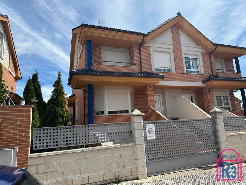 Chalet Adosado en venta Navatejera, León. Ref: 22320. Inmobiliaria R3