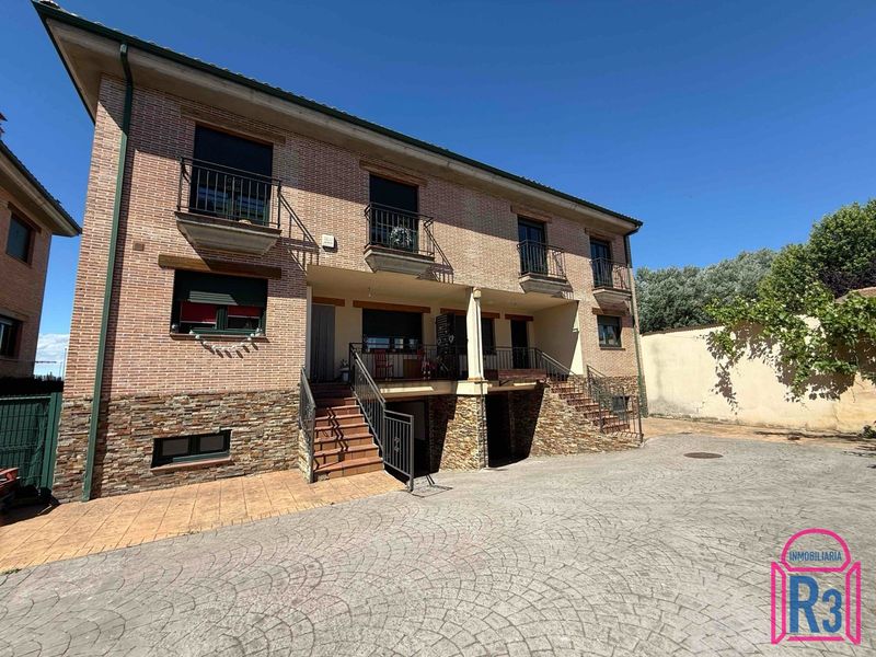Chalet Adosado en venta Onzonilla, León. Ref: 22361. Inmobiliaria R3