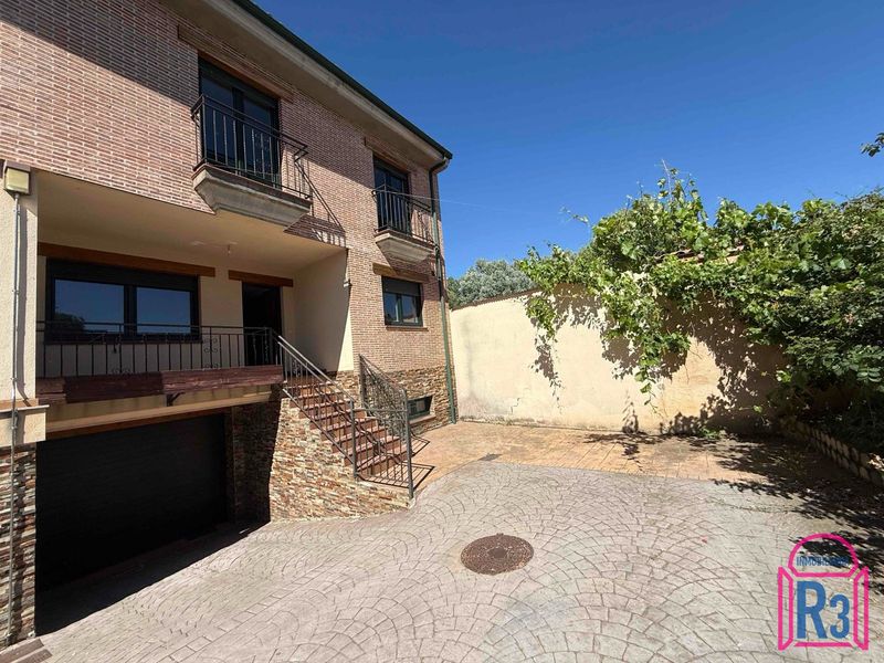 Chalet Adosado en venta Onzonilla, León. Ref: 22362. Inmobiliaria R3