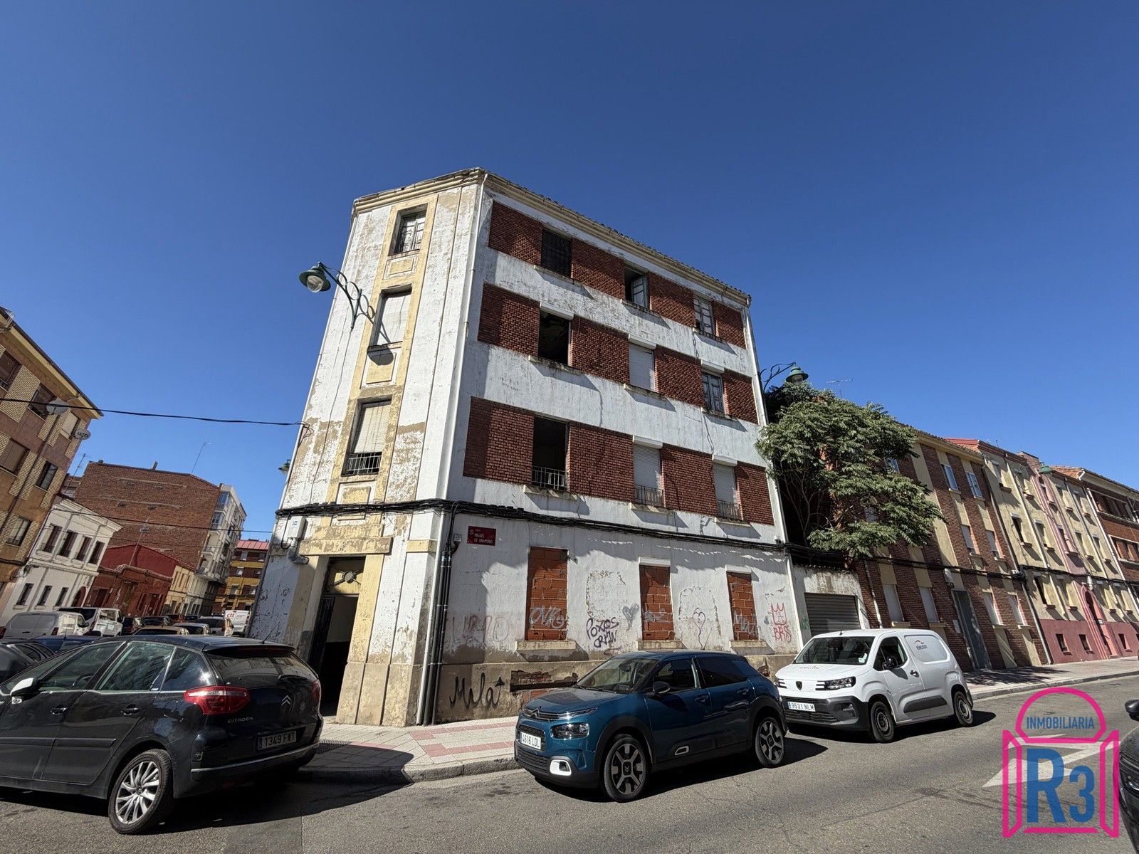 Edificio para reformar cerca del Palacio de Congresos