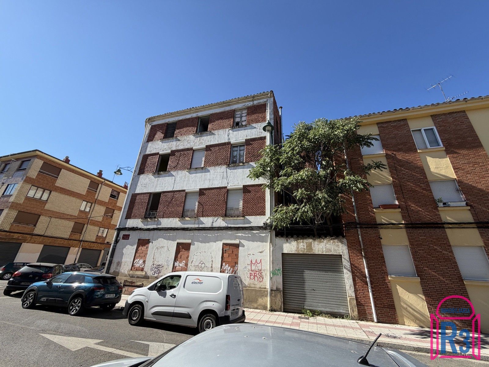 Edificio para reformar cerca del Palacio de Congresos