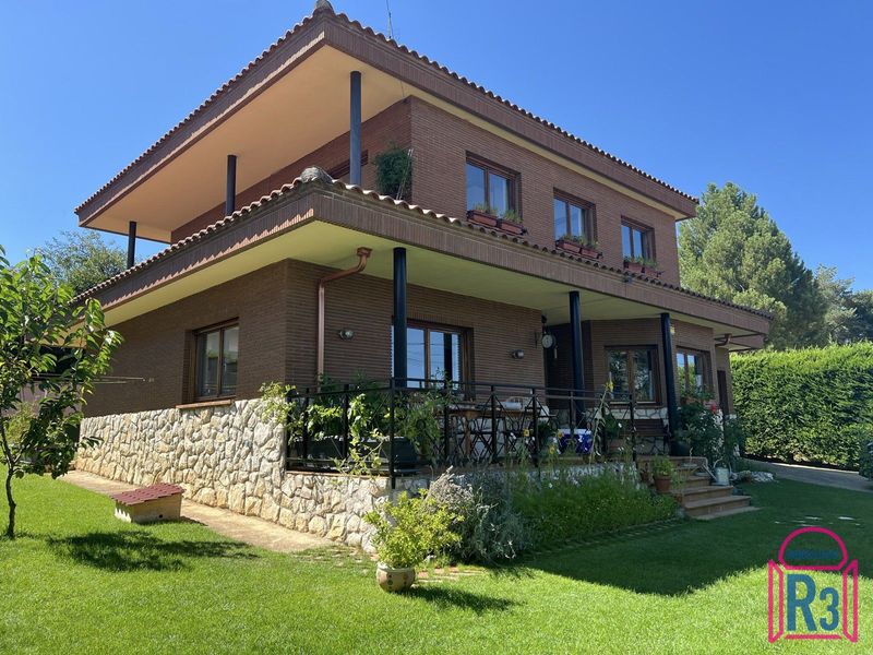Chalet Independiente en venta Golpejar De La Sobarriba, León. Ref: 22456. Inmobiliaria R3