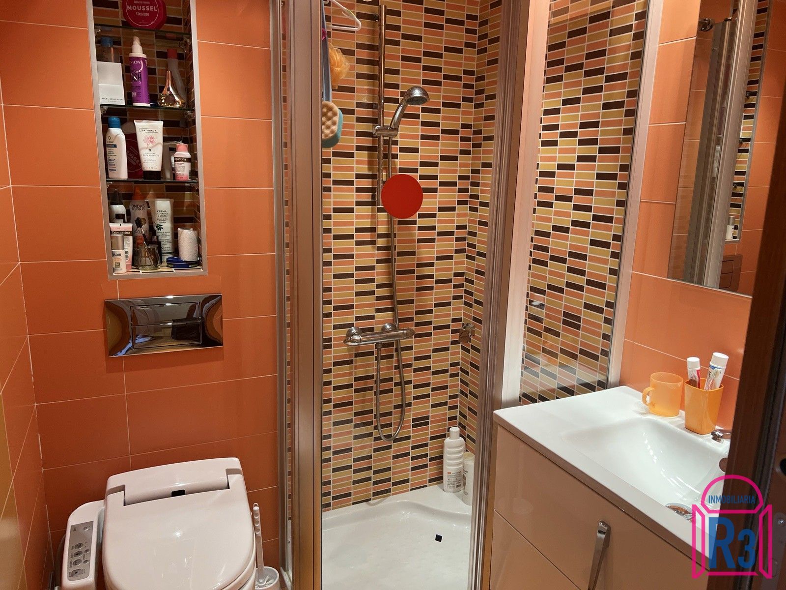 Bonito apartamento nuevo, alto y soleado con garaje