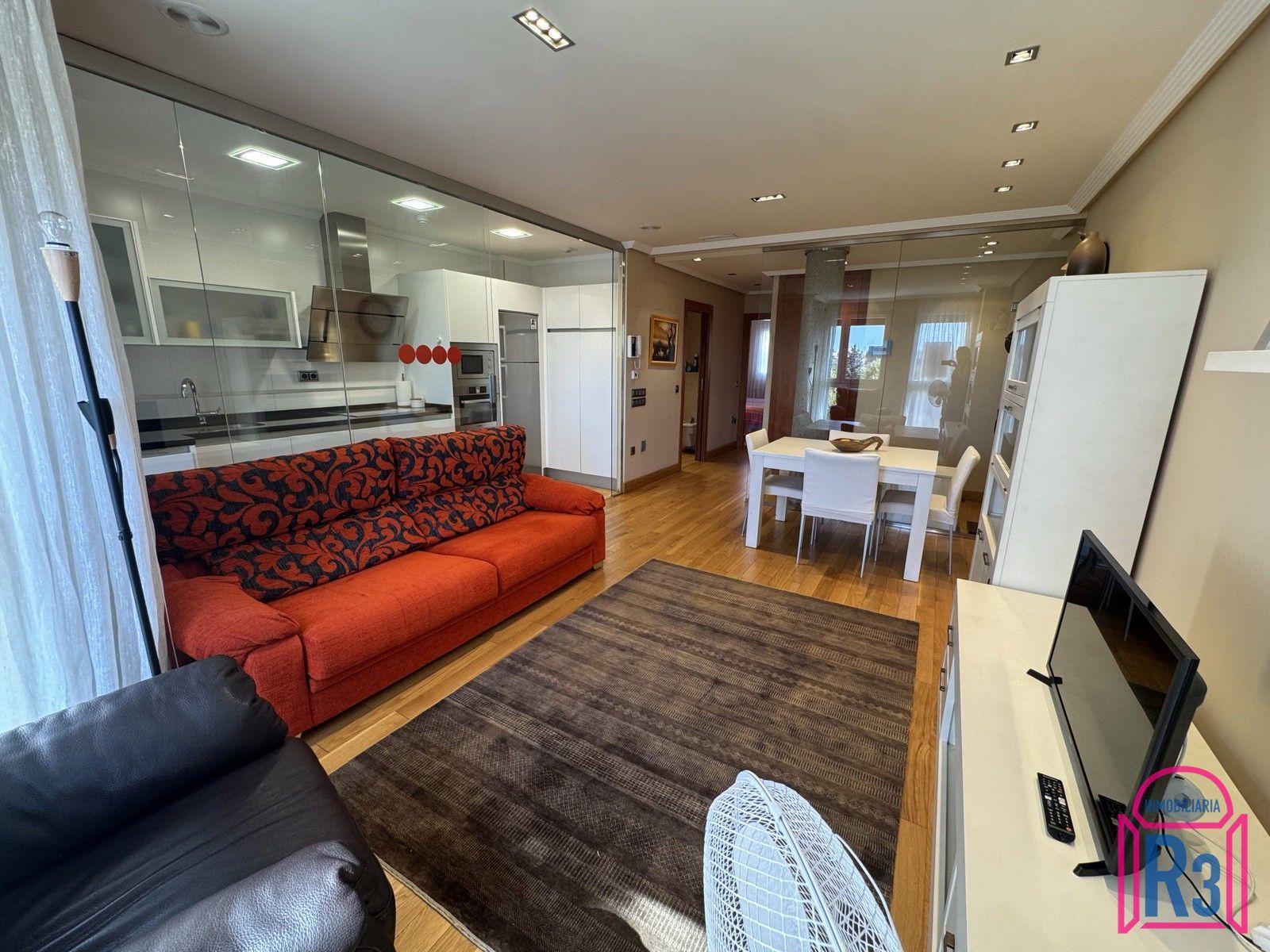 Bonito apartamento amueblado, seminuevo, alto y soleado con garaje. - Foto 10