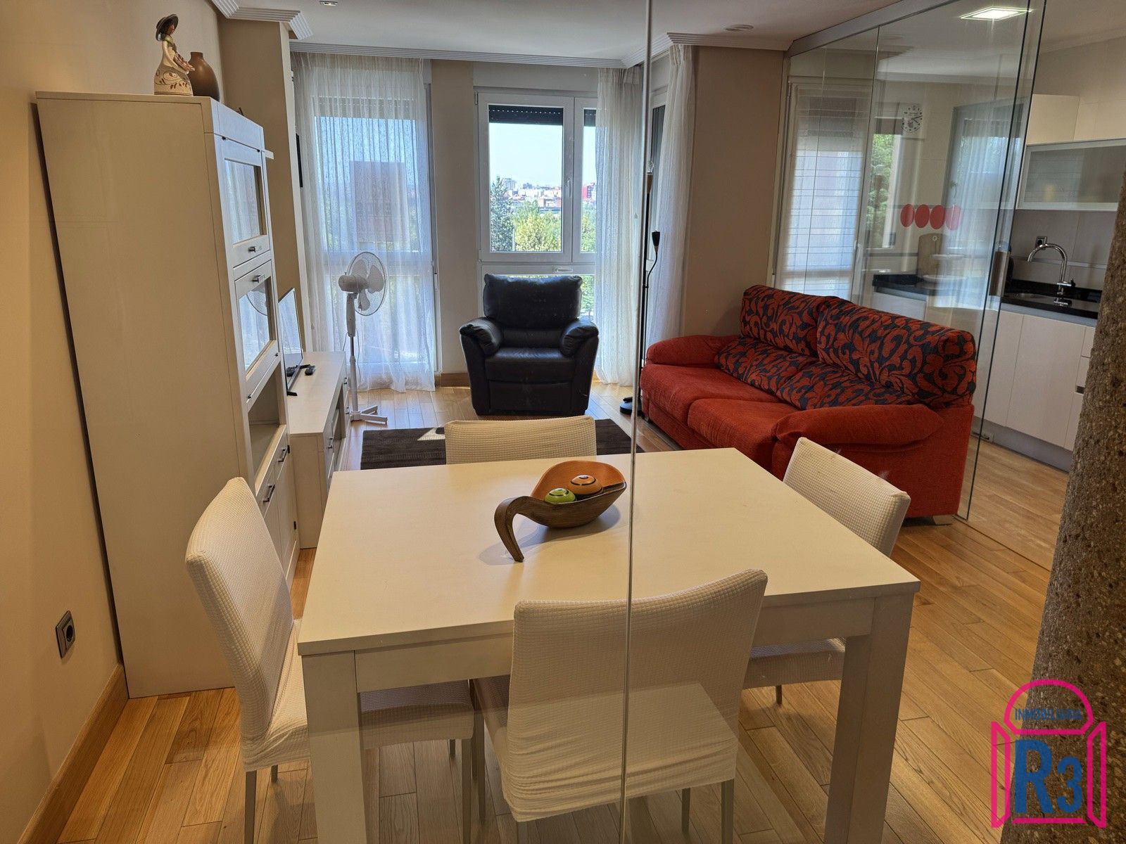 Bonito apartamento amueblado, seminuevo, alto y soleado con garaje. - Foto 4