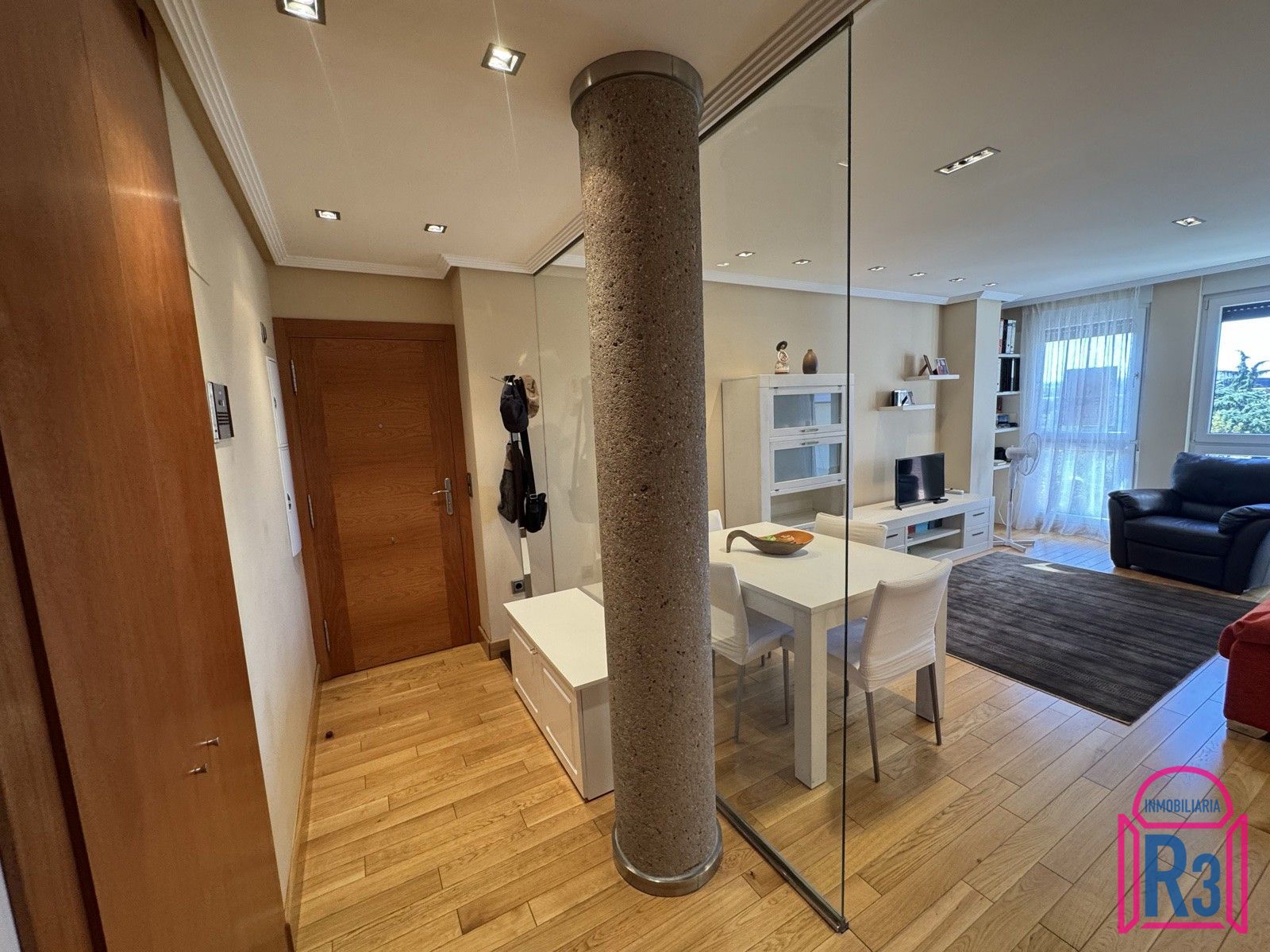 Bonito apartamento amueblado, seminuevo, alto y soleado con garaje. - Foto 2