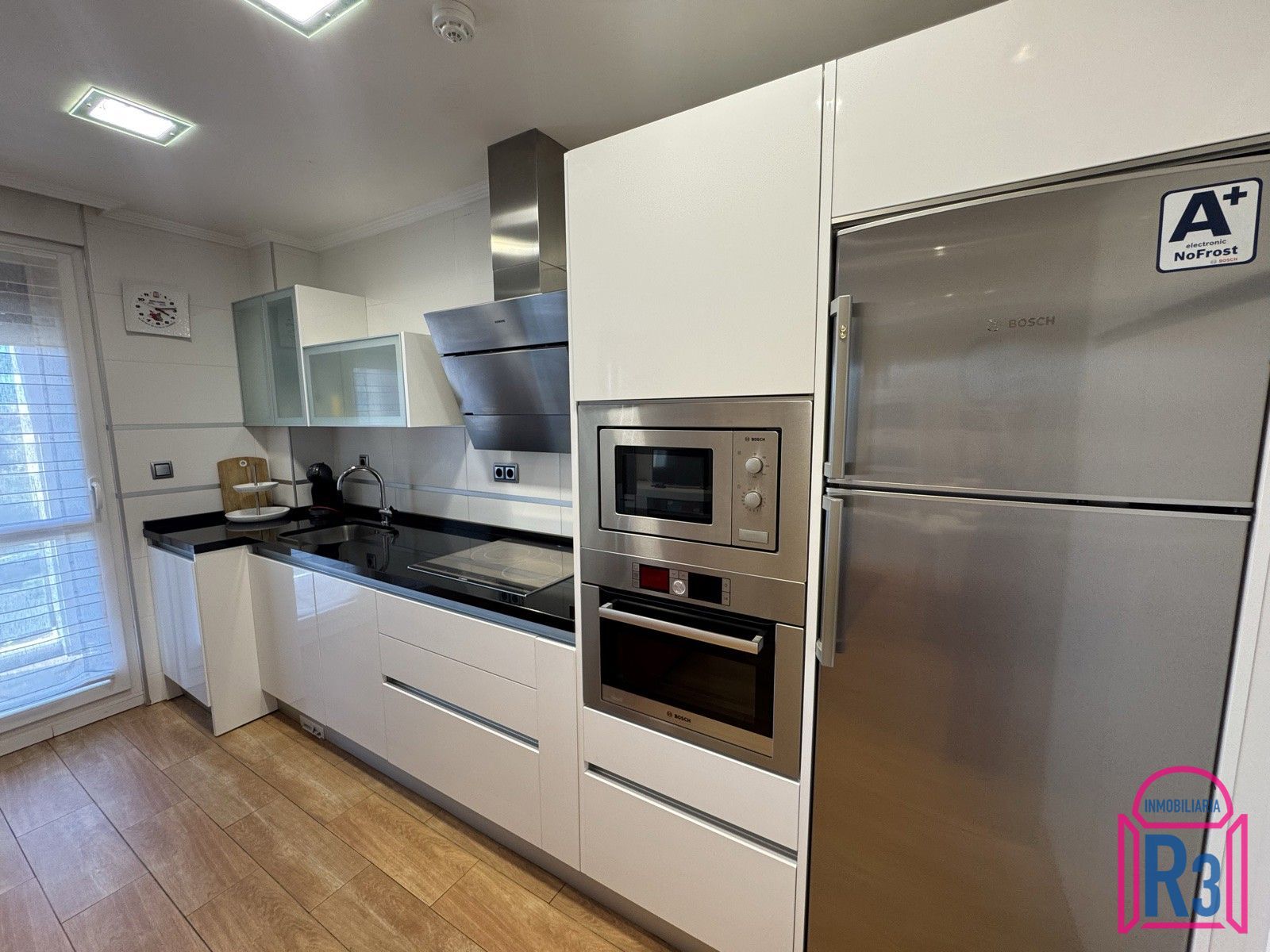Bonito apartamento amueblado, seminuevo, alto y soleado con garaje. - Foto 6