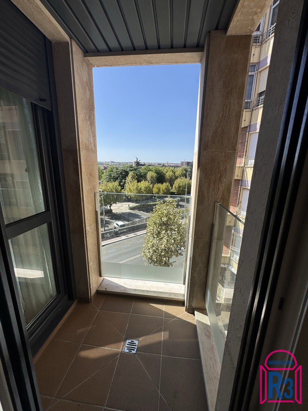 Bonito apartamento amueblado, seminuevo, alto y soleado con garaje. - Foto 8