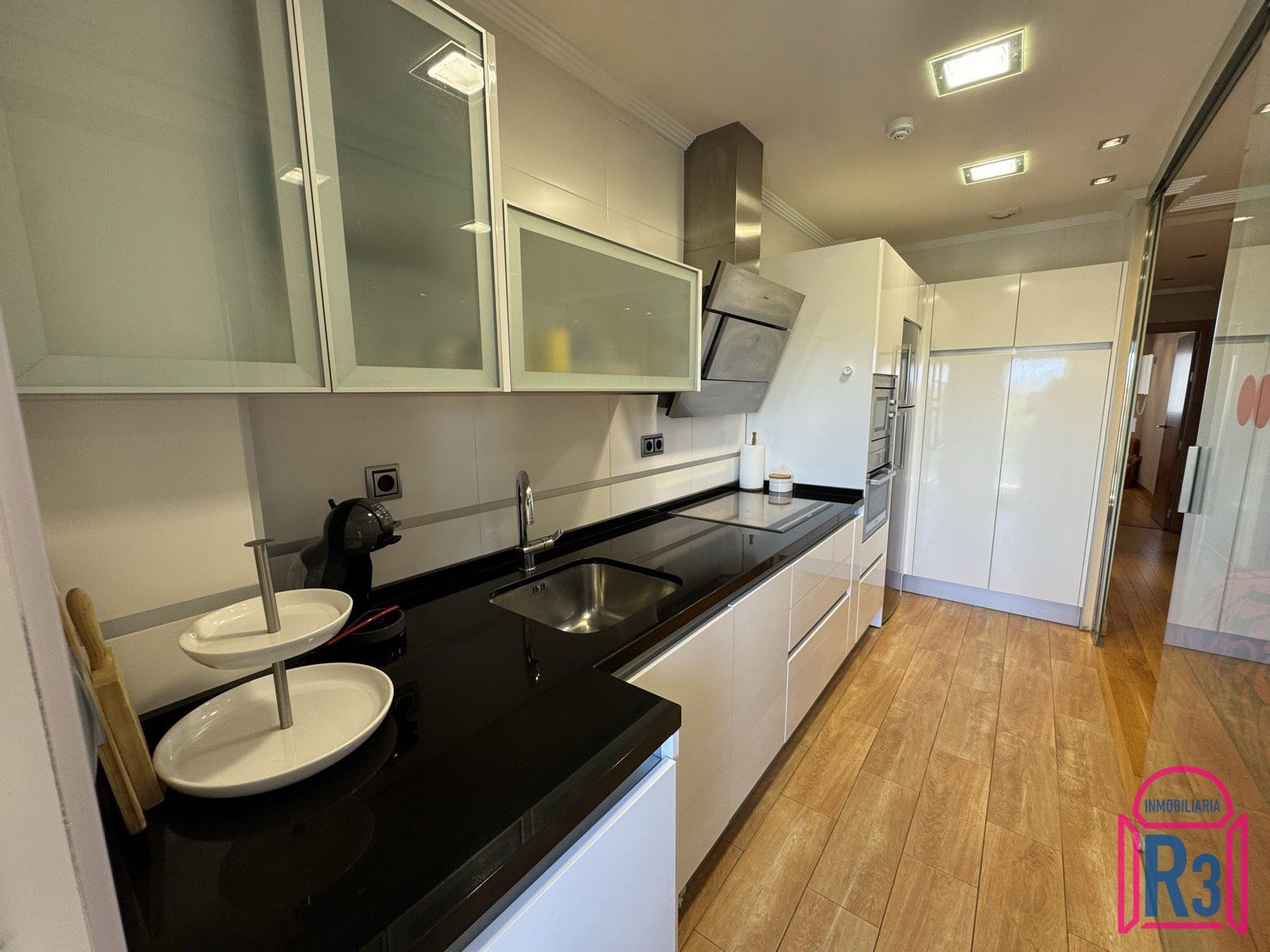 Bonito apartamento amueblado, seminuevo, alto y soleado con garaje. - Foto 7