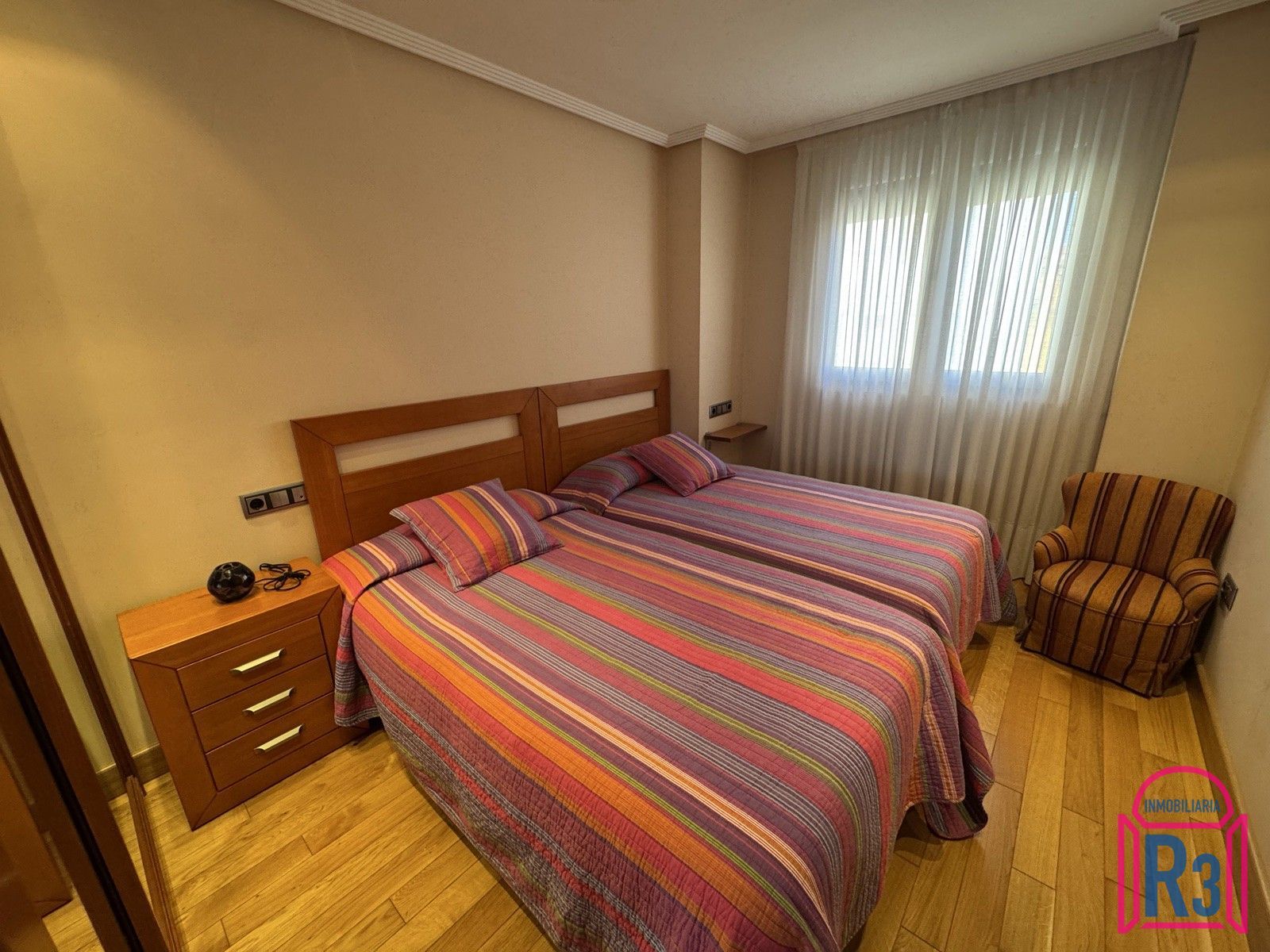 Bonito apartamento amueblado, seminuevo, alto y soleado con garaje. - Foto 15