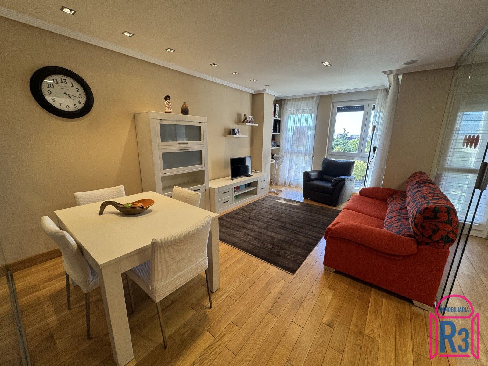 Bonito apartamento amueblado, seminuevo, alto y soleado con garaje. - Foto 3