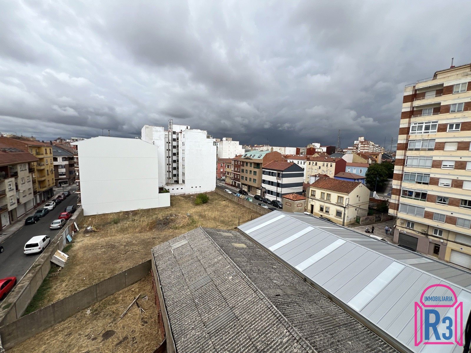 Amplio piso bien distribuido próximo al arco de la cárcel