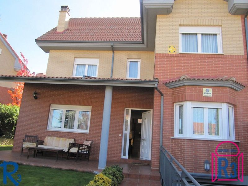 Chalet Independiente en venta León. Ref: 7132. Inmobiliaria R3