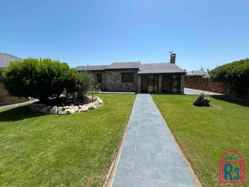 Chalet Independiente en venta Villadangos Del Paramo, León. Ref: 992. Inmobiliaria R3
