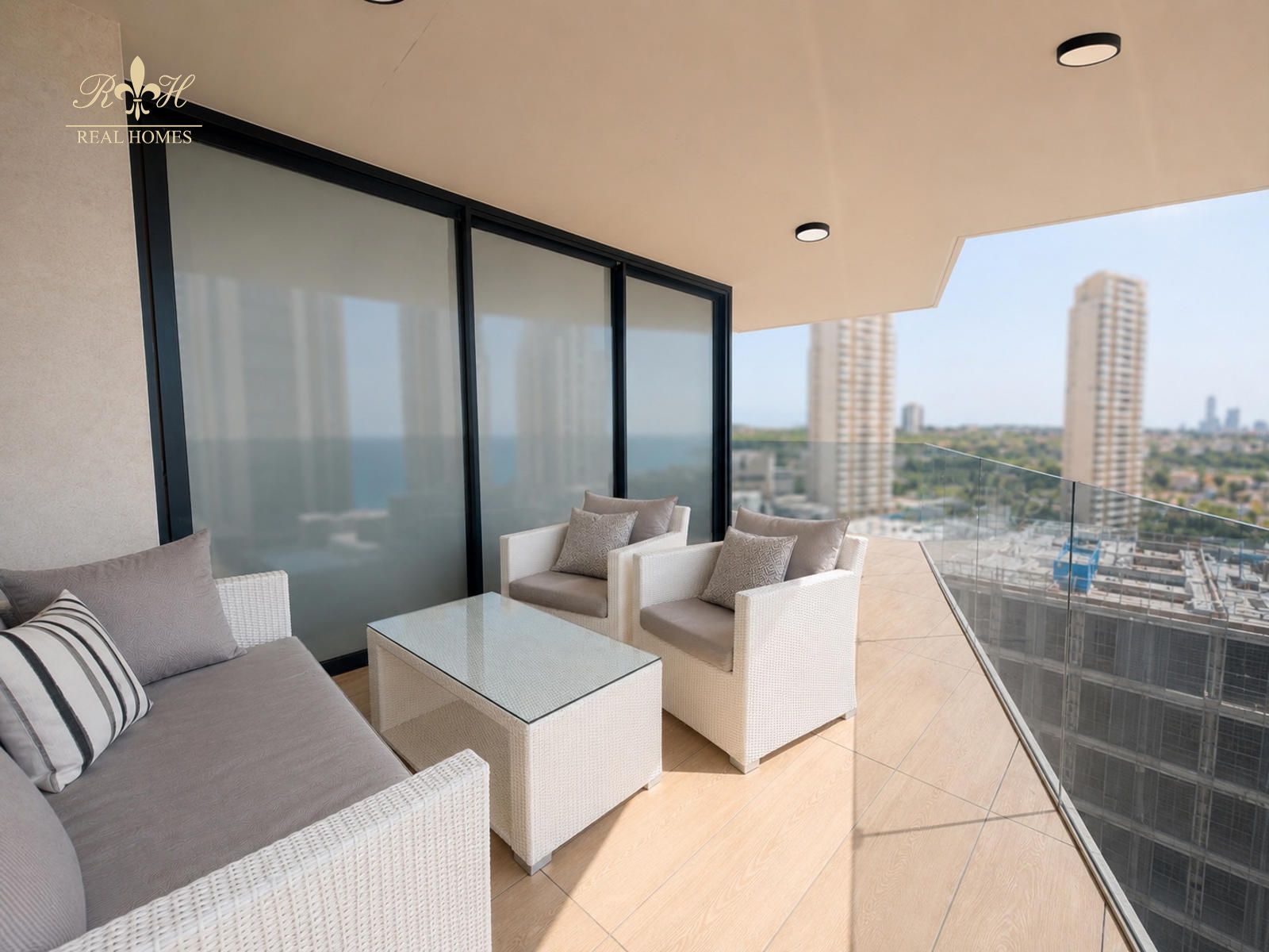 Piso de lujo con vistas al mar y al skyline de Benidorm