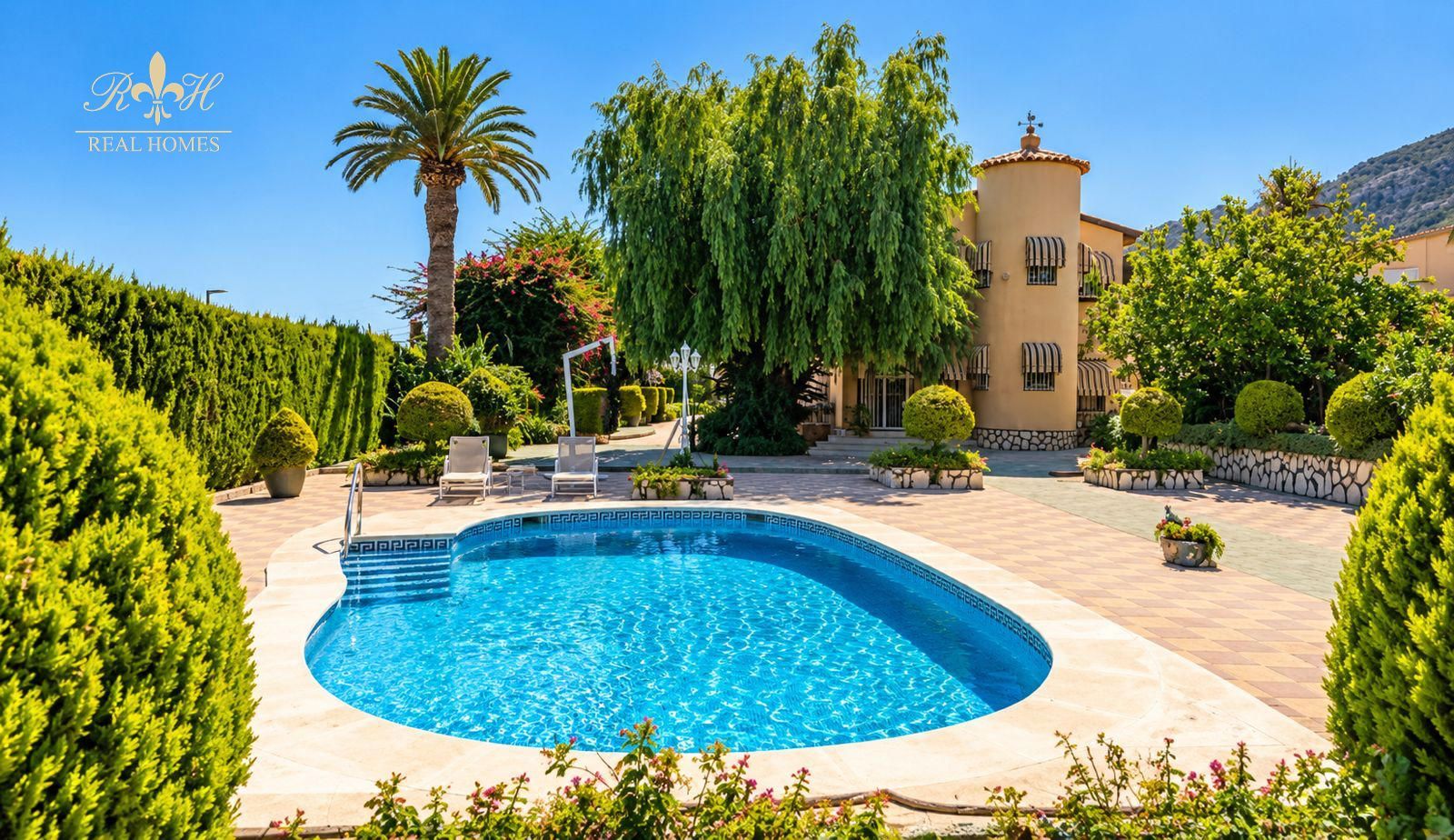 Exclusiva villa en El Albir – 1.880 m² de parcela, dos piscinas y gran potencial - Foto 1