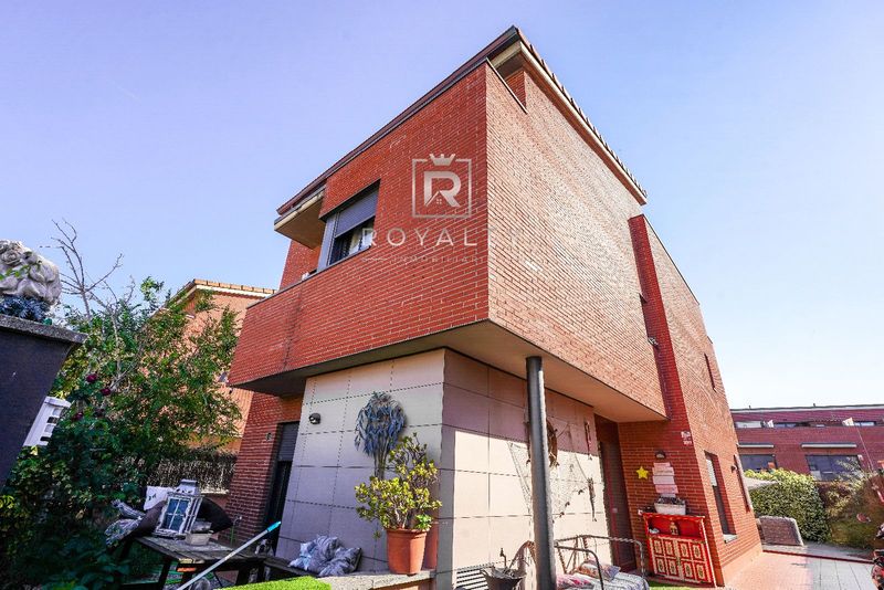 Chalet Independiente en venta Santa Perpetua De Mogoda, Barcelona. Ref: 1040. Royalty Inmobiliaria