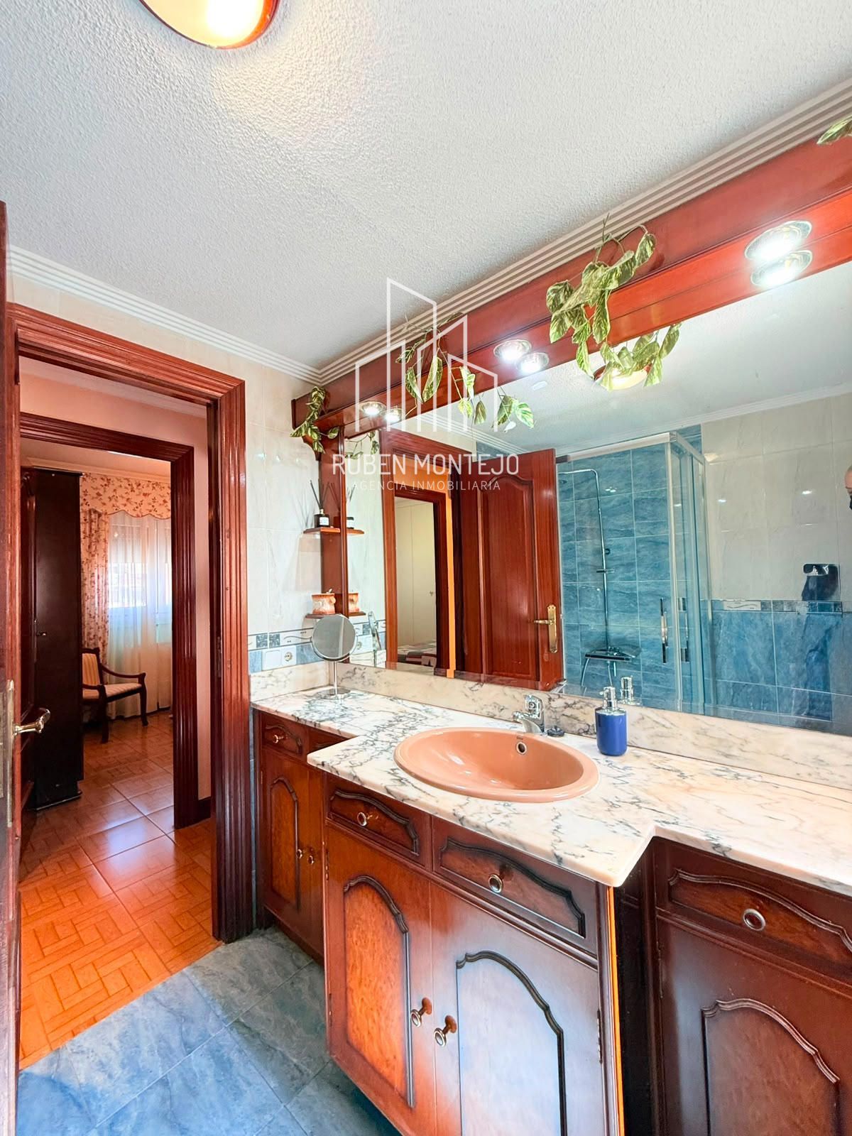 baño - Cuidada vivienda con garaje y trastero opcional