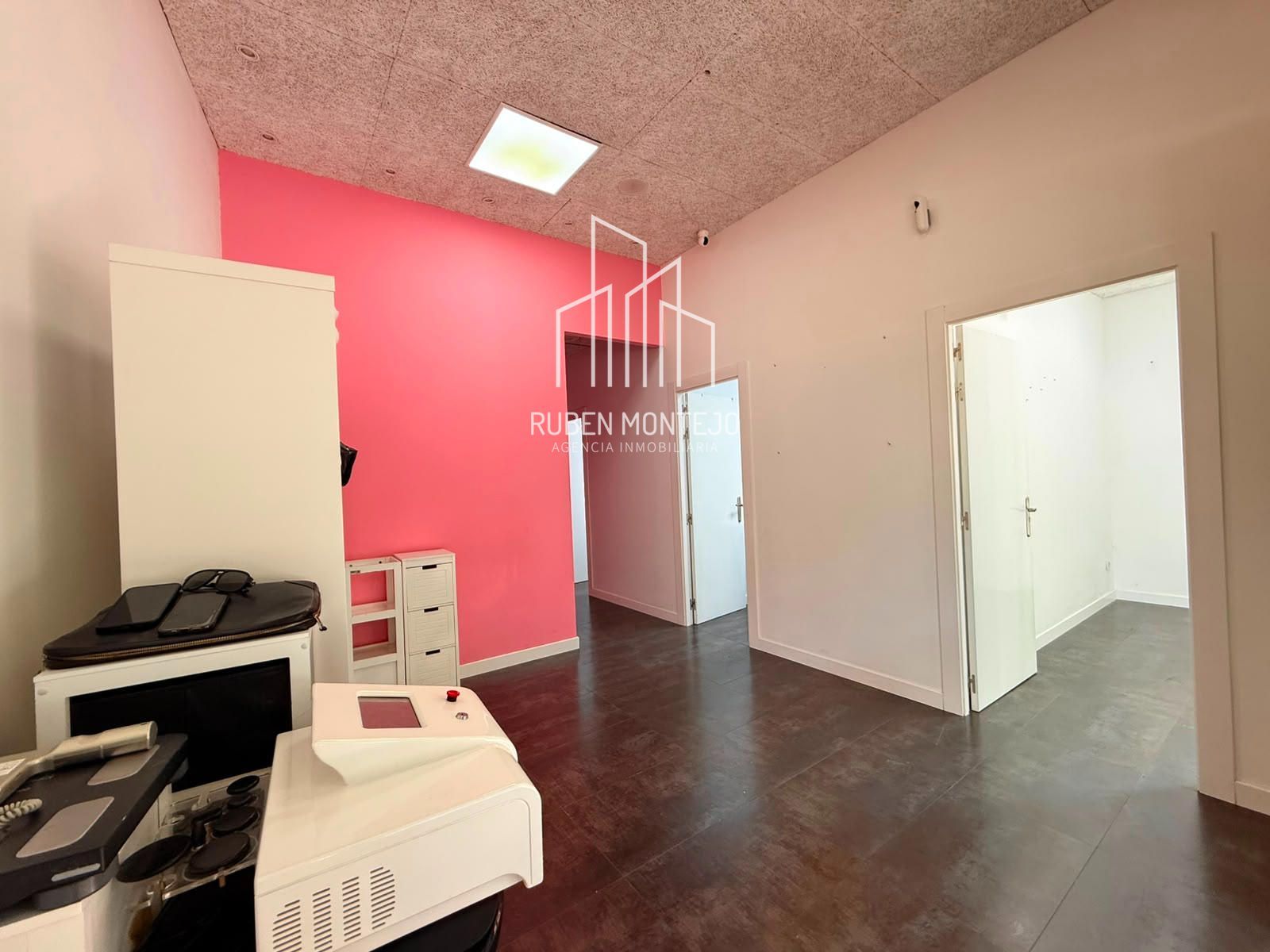 recepcion - Local Comercial en una de las Avenidas más Transitadas