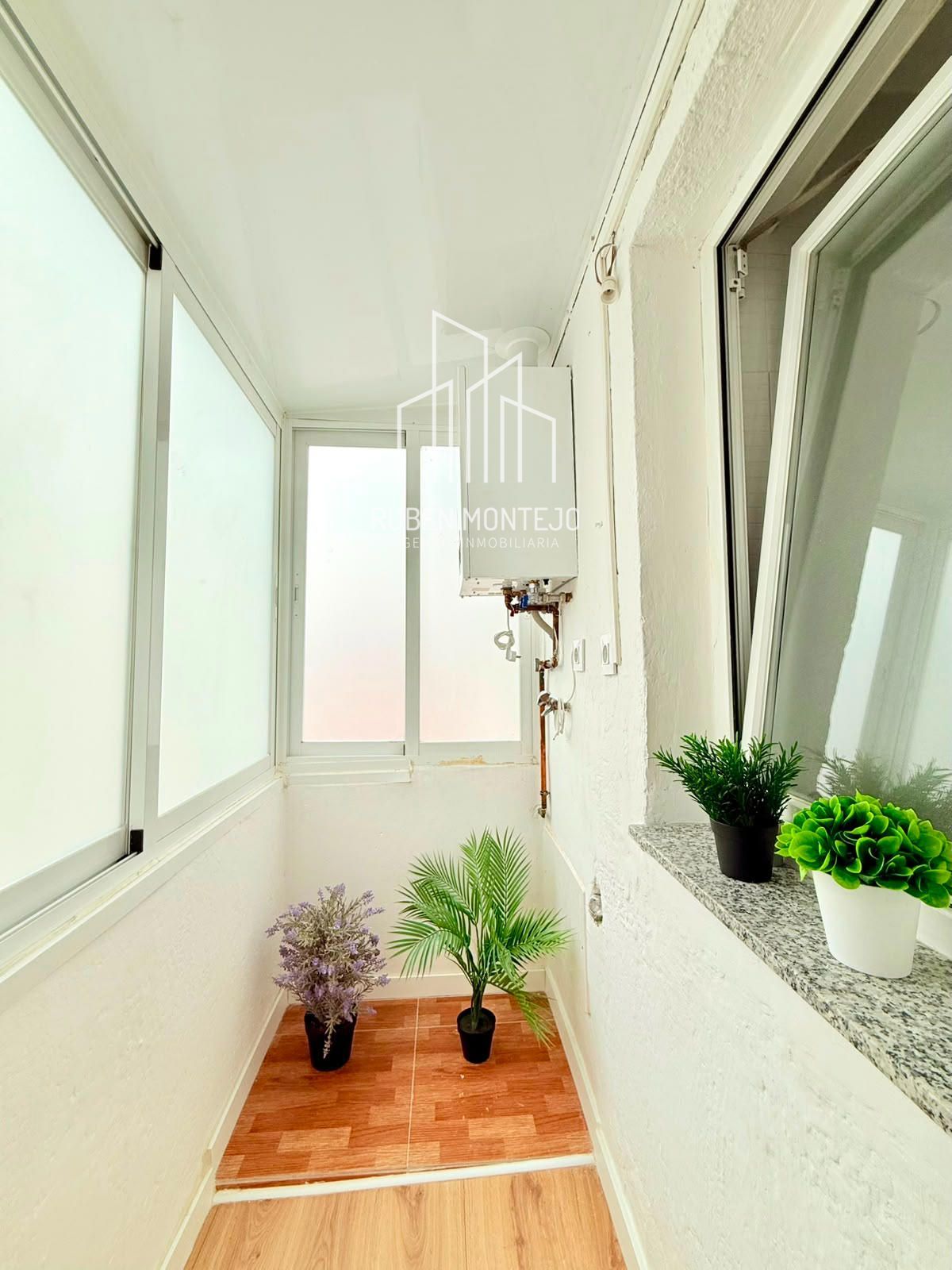 balcón - Luminosa Vivienda Totalmente Reformada