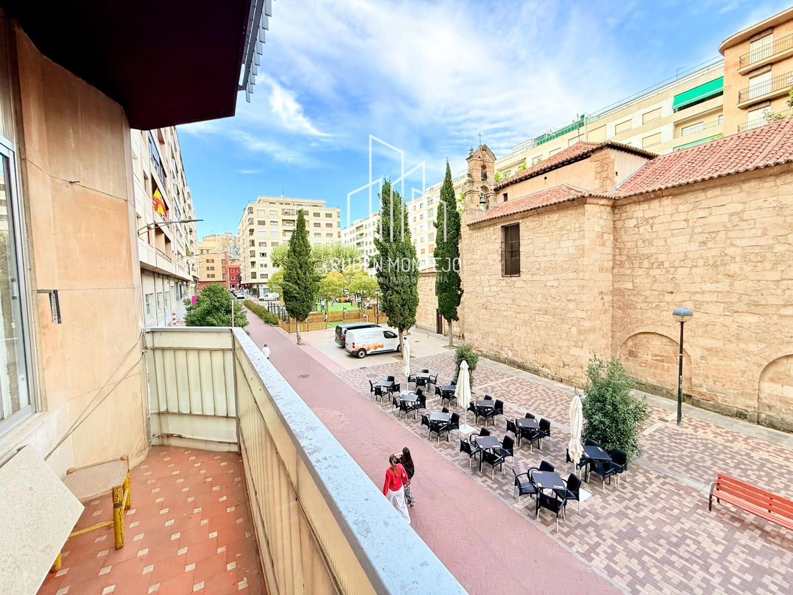 balcón - AMPLIA VIVIENDA EN PRIMER TRAMO AV VILLAMAYOR