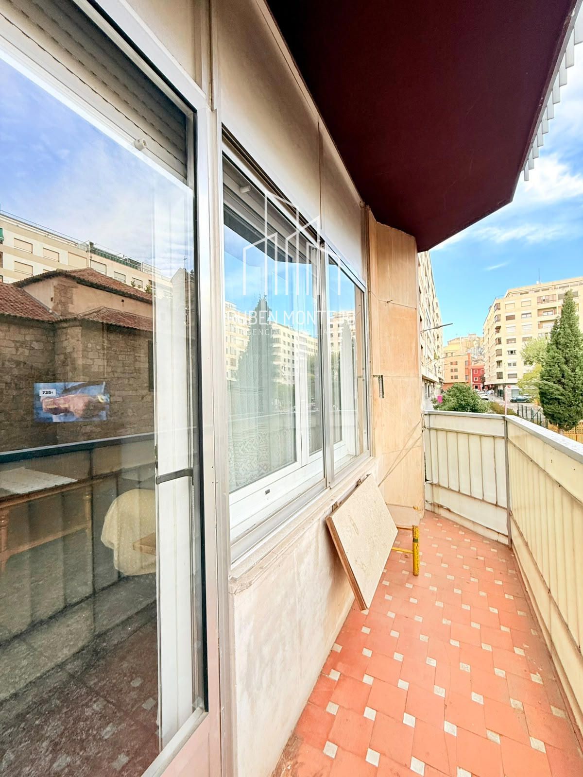 balcón - AMPLIA VIVIENDA EN PRIMER TRAMO AV VILLAMAYOR