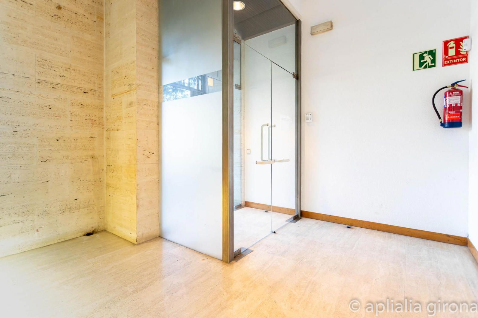 Local en venta  Girona  2/24