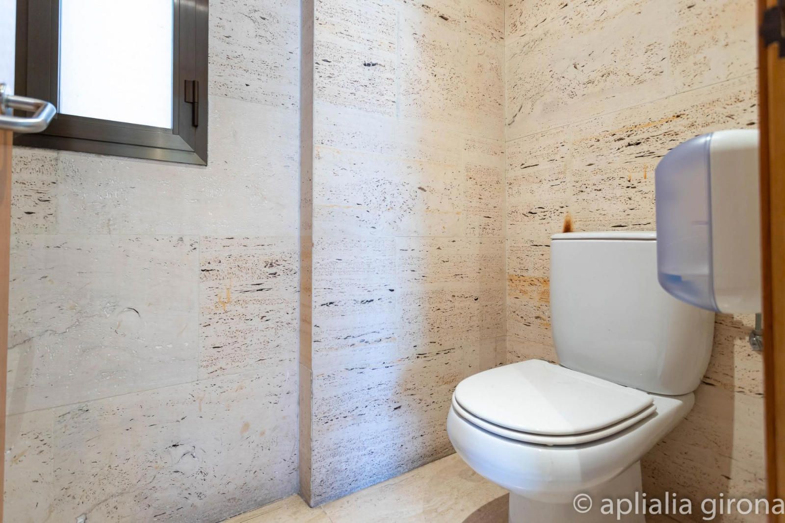 Local en venta  Girona  9/24