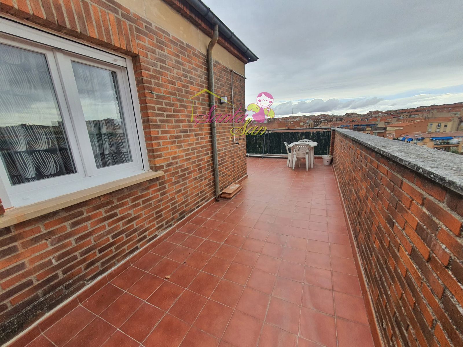 SE ALQUILA ÁTICO CON GRAN TERRAZA