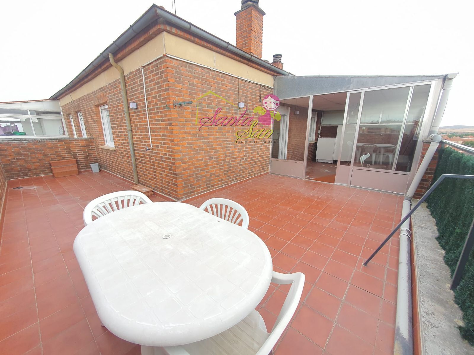 SE ALQUILA ÁTICO CON GRAN TERRAZA
