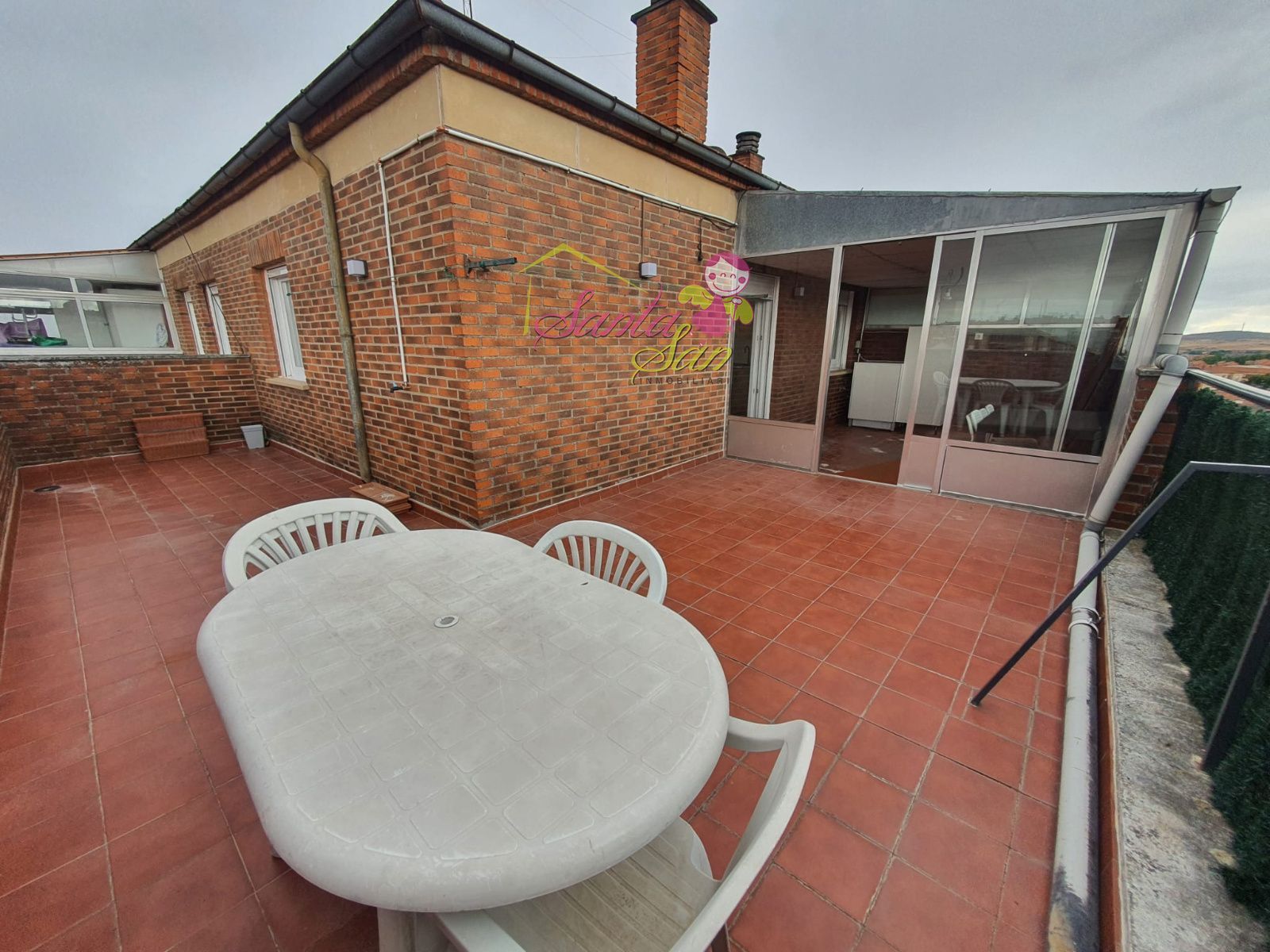 SE ALQUILA ÁTICO CON GRAN TERRAZA