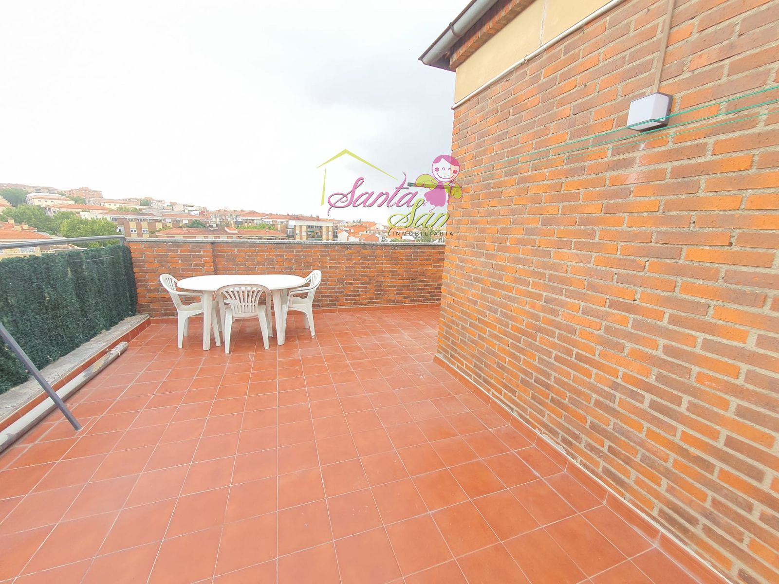 SE ALQUILA ÁTICO CON GRAN TERRAZA