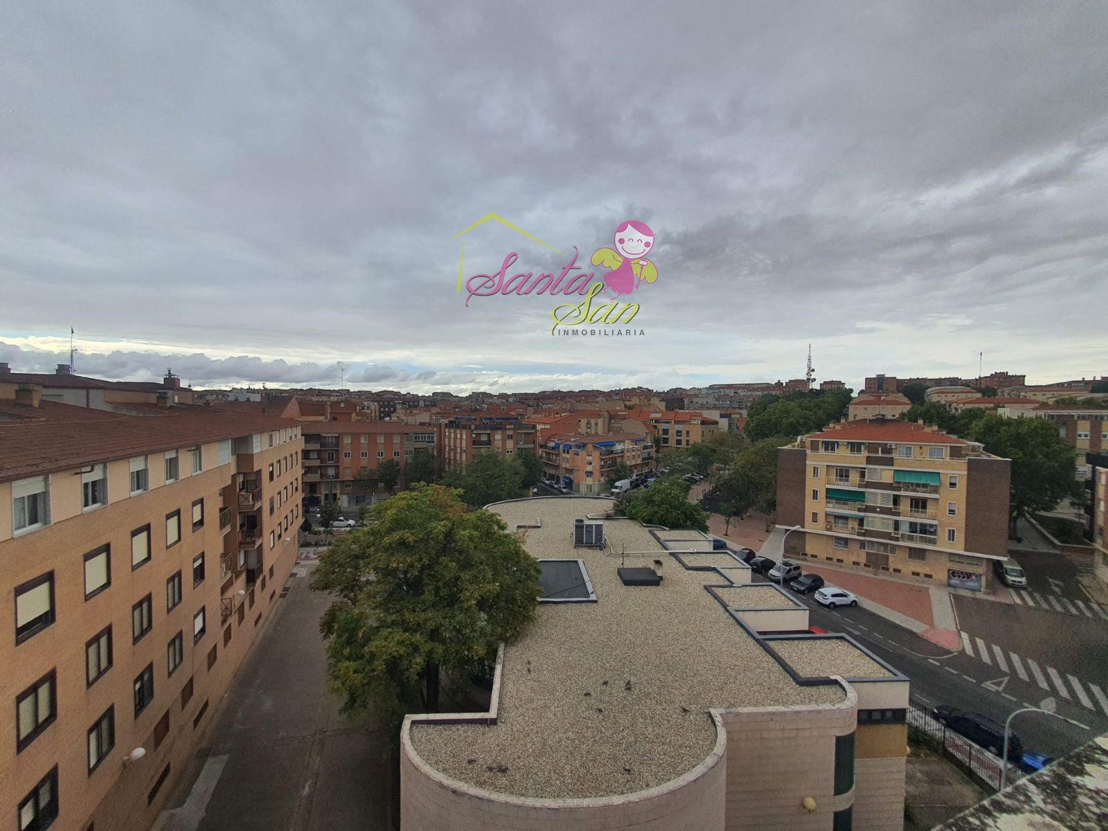 SE ALQUILA ÁTICO CON GRAN TERRAZA