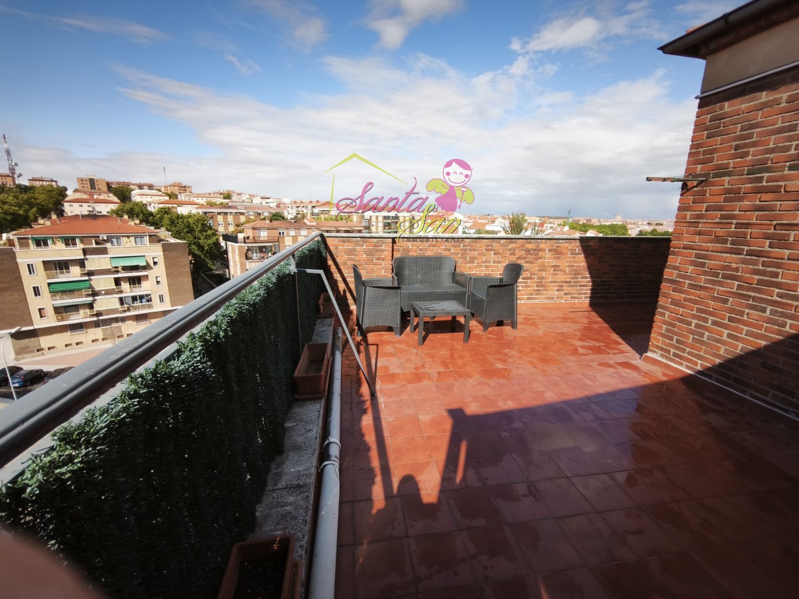 SE ALQUILA ÁTICO CON GRAN TERRAZA