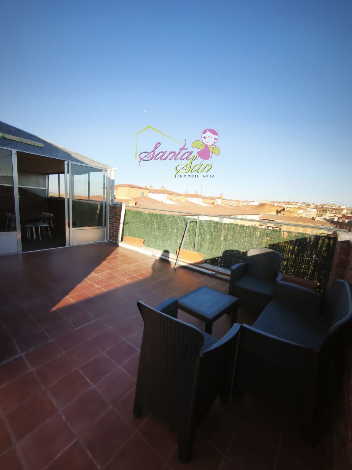 SE ALQUILA ÁTICO CON GRAN TERRAZA