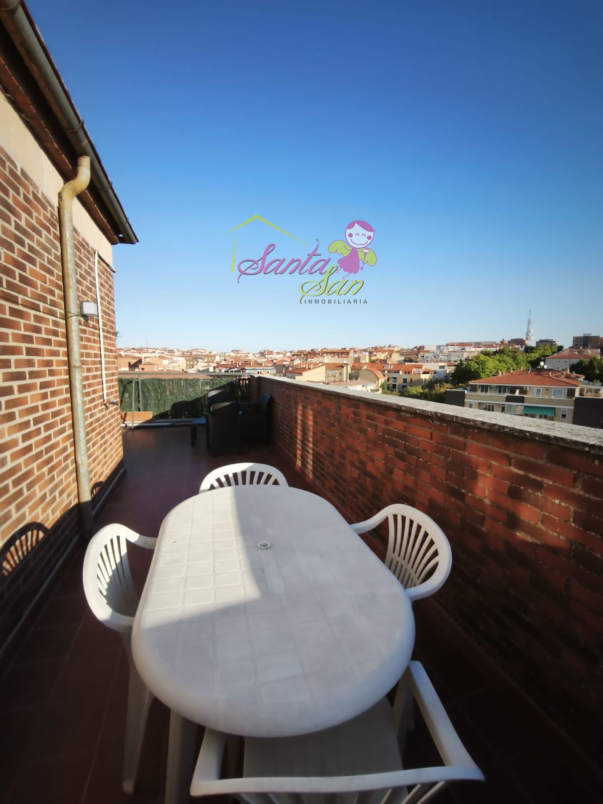 SE ALQUILA ÁTICO CON GRAN TERRAZA