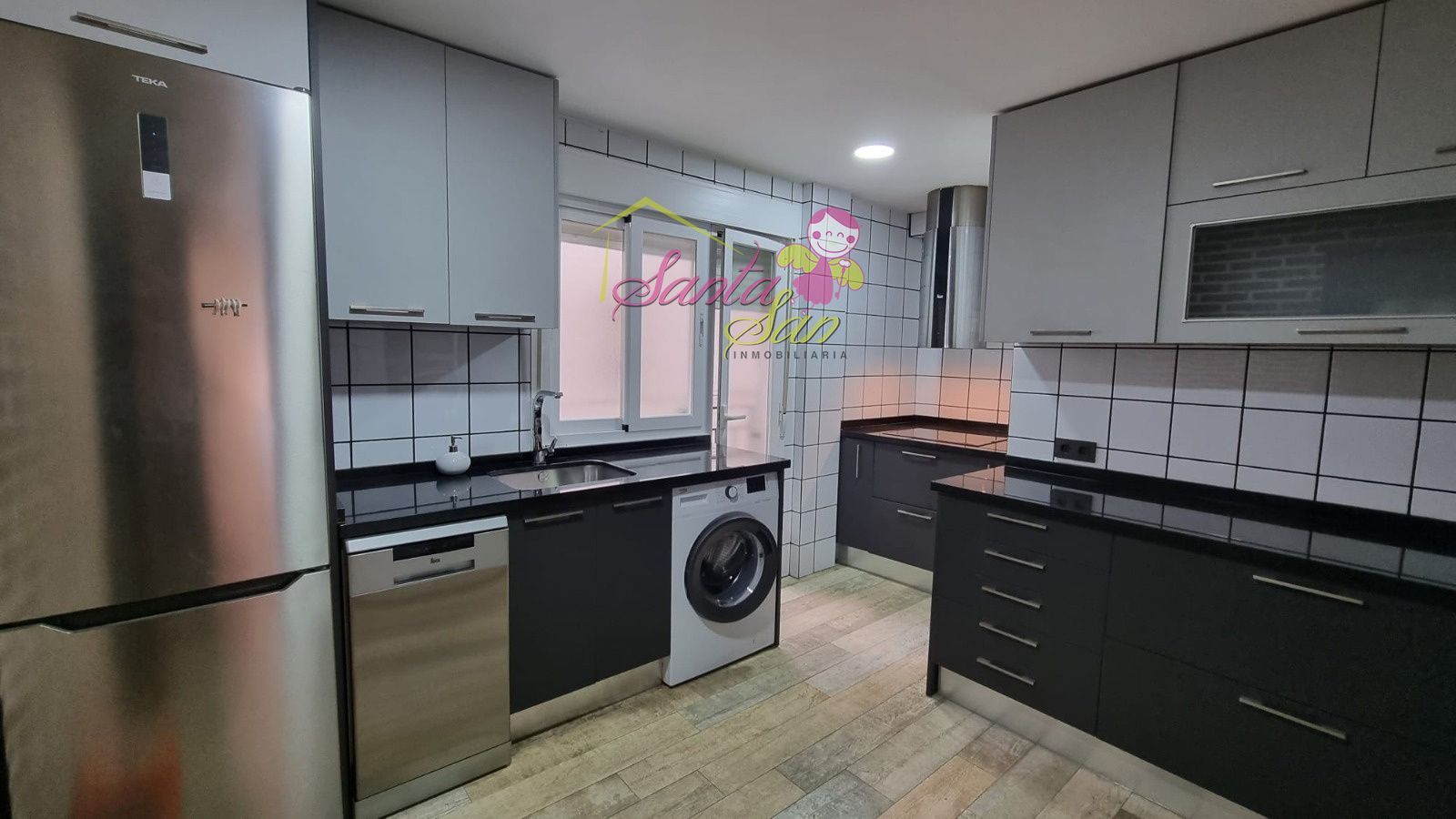 SE ALQUILA PISO DE 4 HABITACIONES COMPLETAMENTE AMUEBLADO EN EL CENTRO