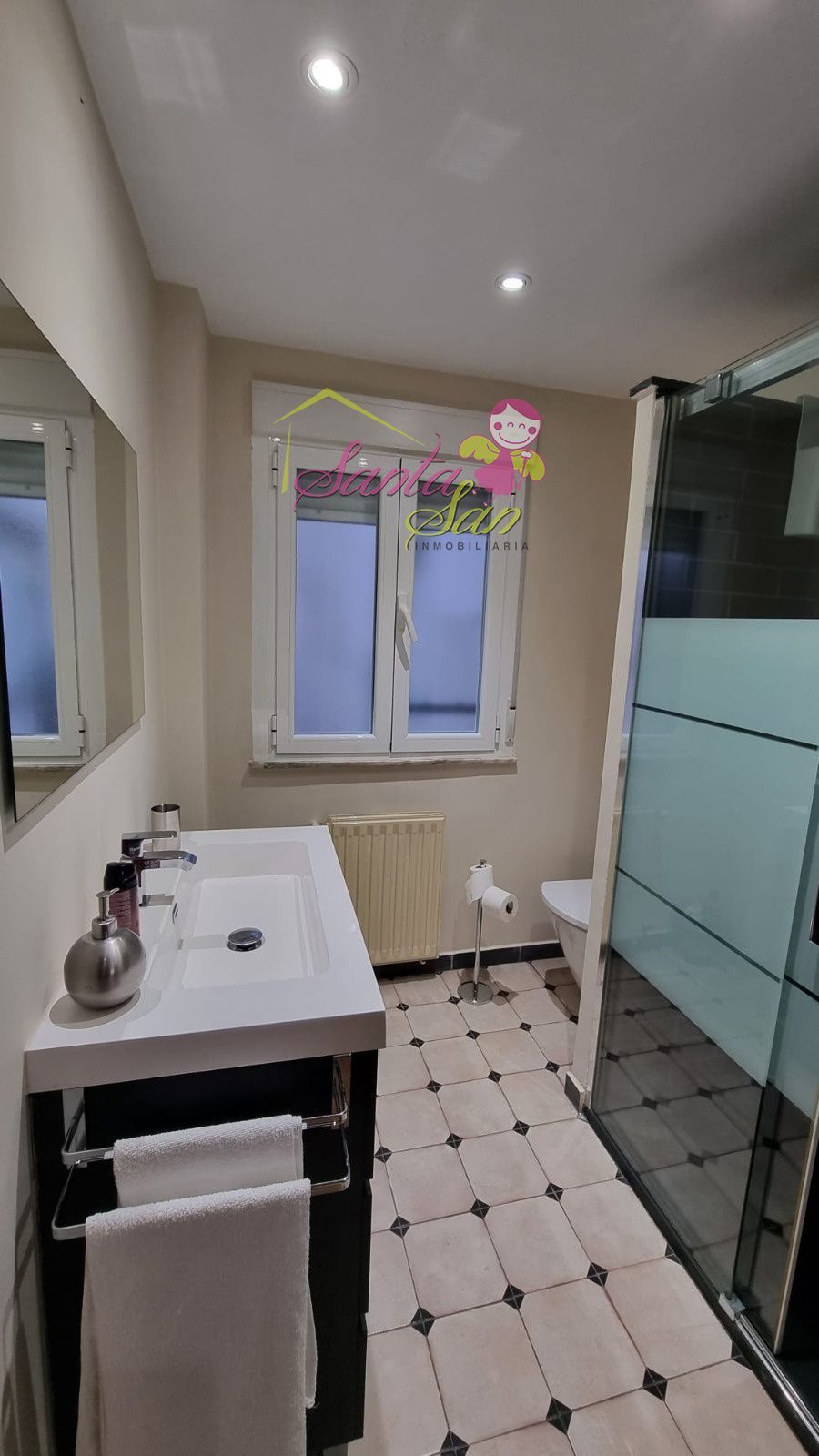 SE ALQUILA PISO DE 4 HABITACIONES COMPLETAMENTE AMUEBLADO EN EL CENTRO
