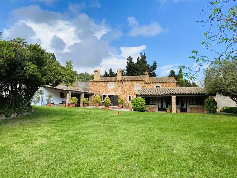 Casa en alquiler Mont-Ras, Girona. Ref: 1880. Savya Real Estate