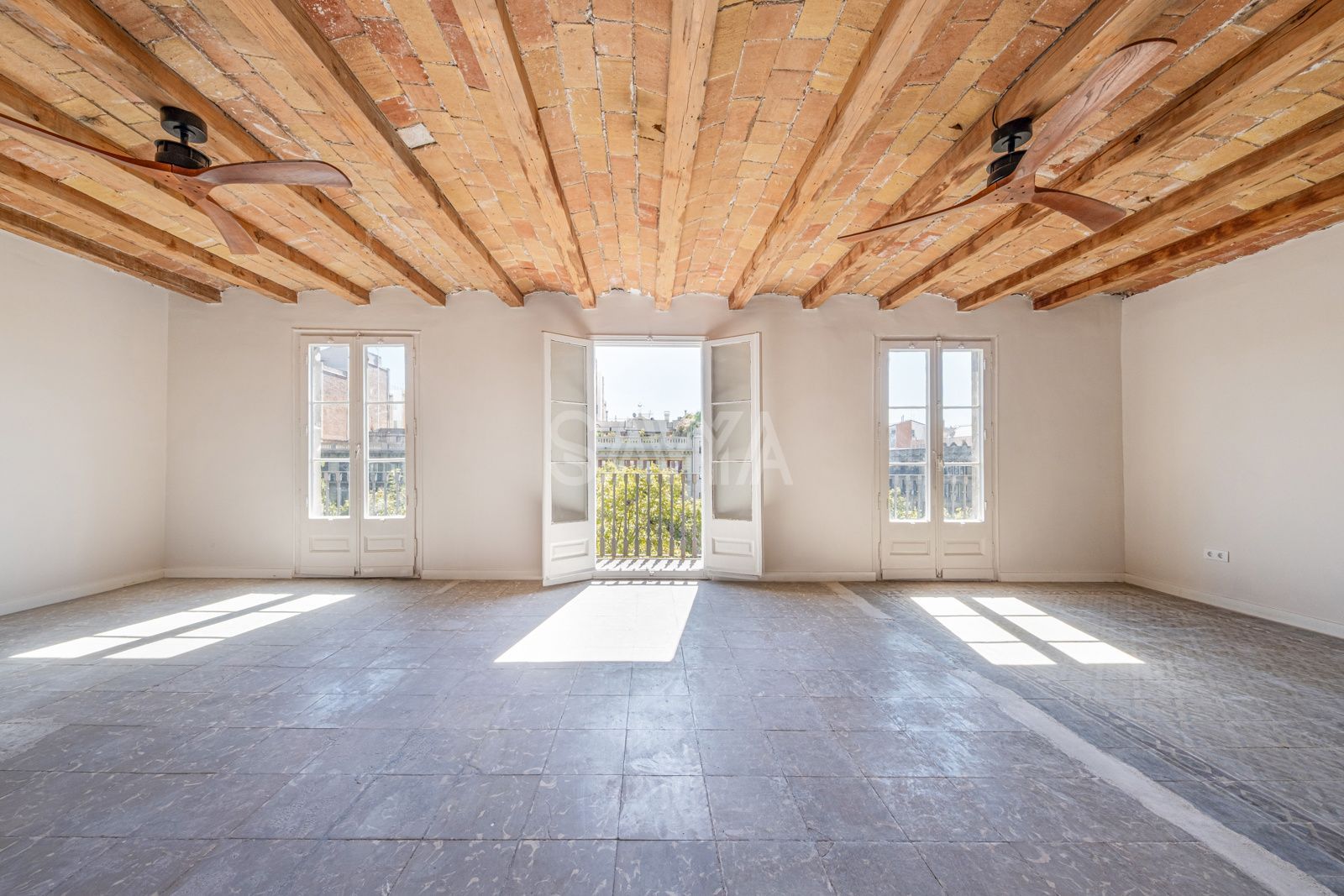 Maravilloso piso alto y segregable en Eixample con posibilidad de recuperar terraza - Foto 3