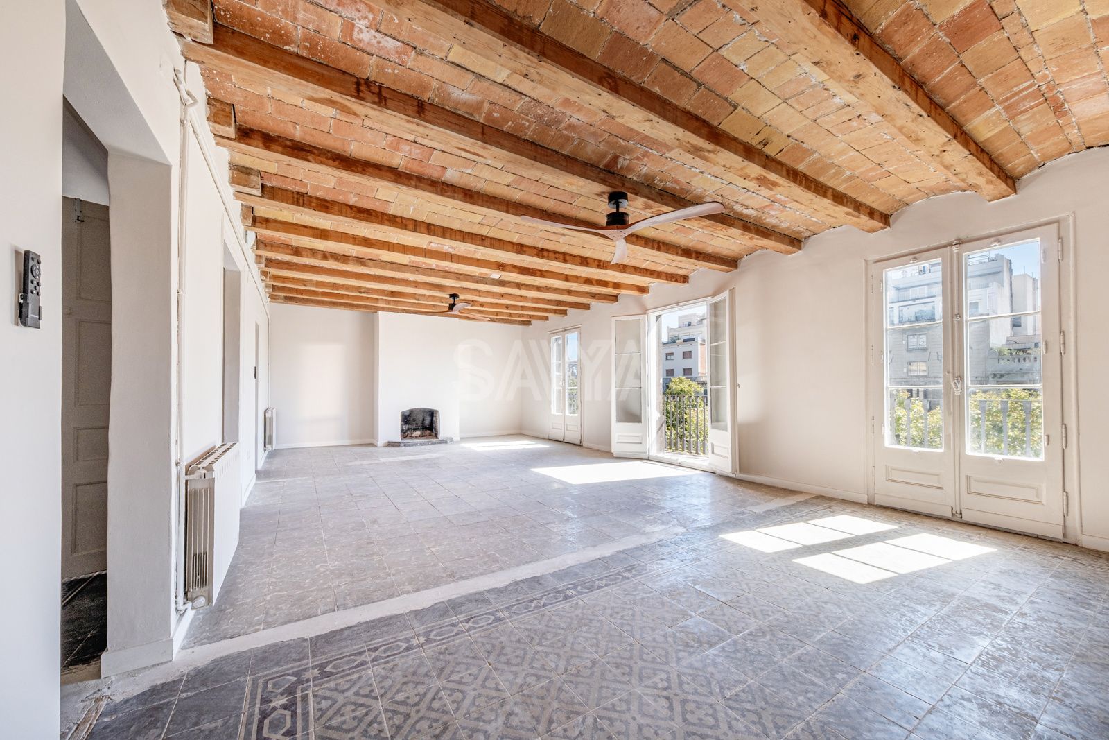 Maravilloso piso alto y segregable en Eixample con posibilidad de recuperar terraza - Foto 2