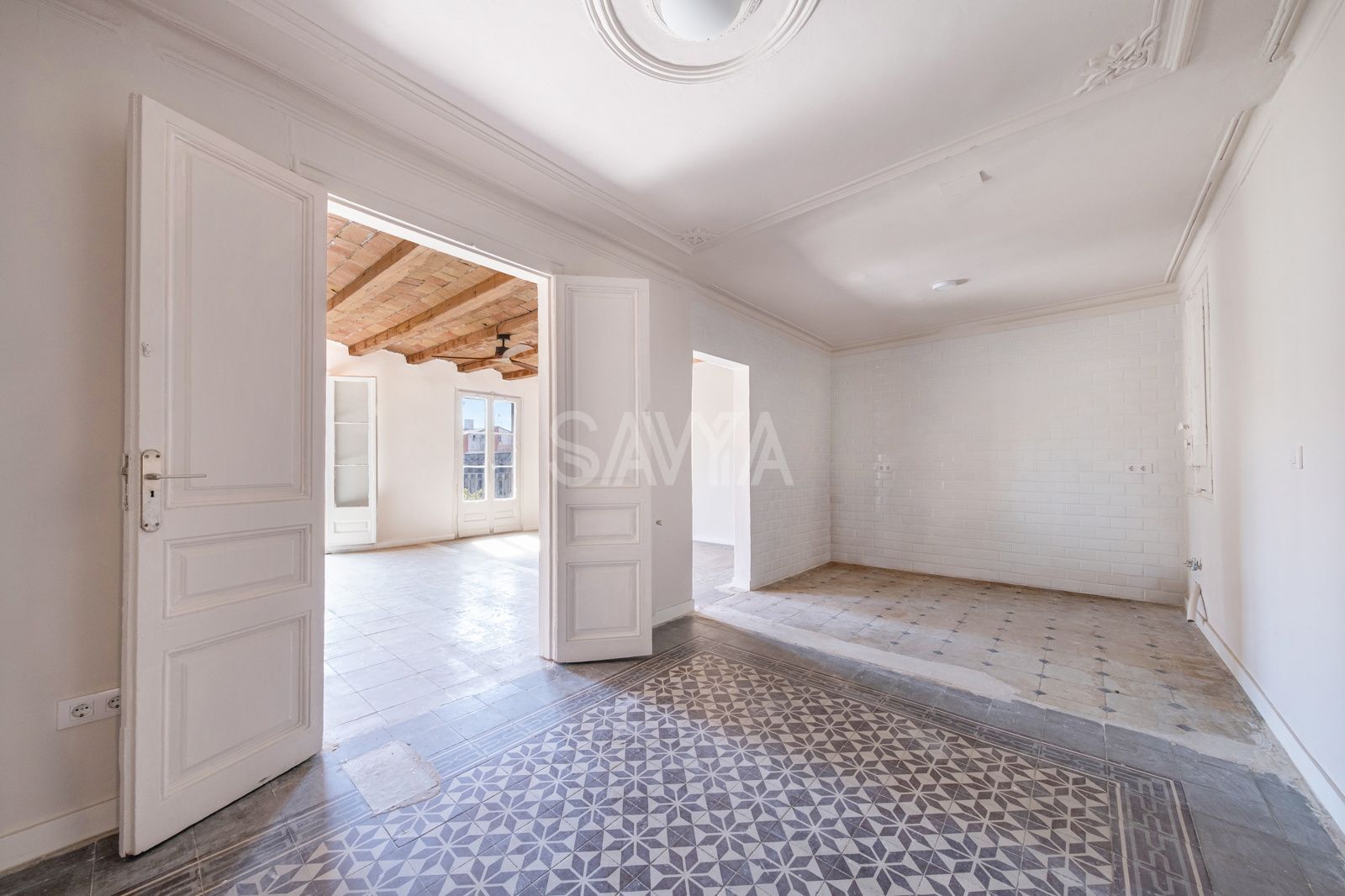 Maravilloso piso alto y segregable en Eixample con posibilidad de recuperar terraza - Foto 9