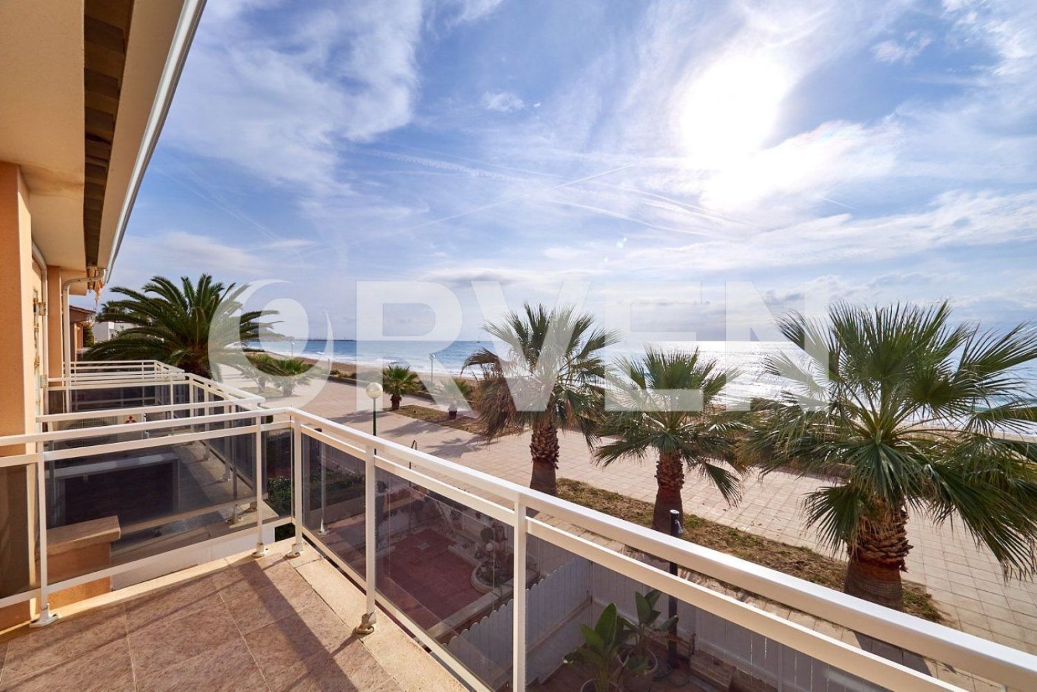 Townhouse for sale on the seafront on Calle Garbi, in Creixell