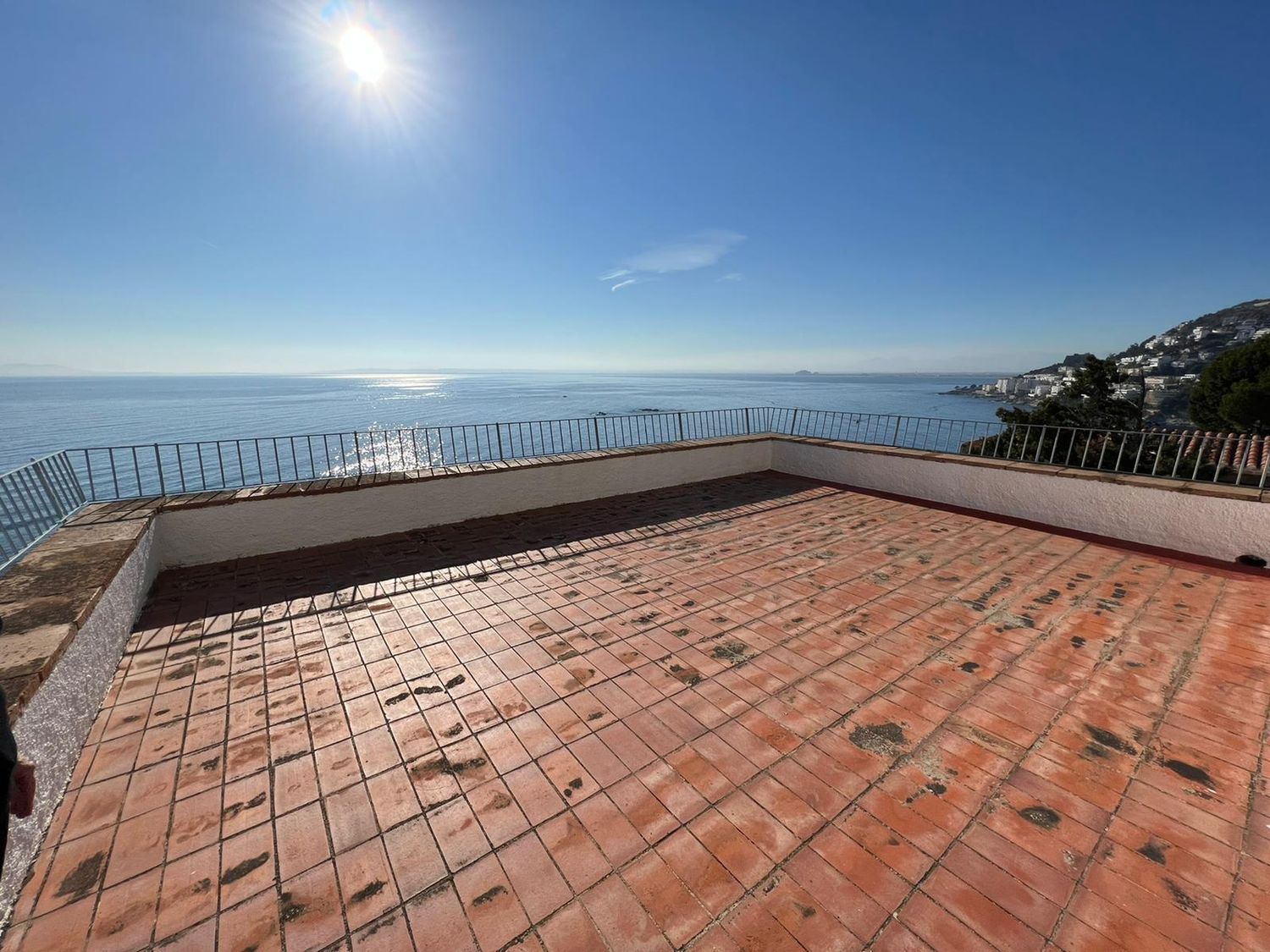 House for sale on the seafront on Avenida de José Díaz Pacheco, in Roses