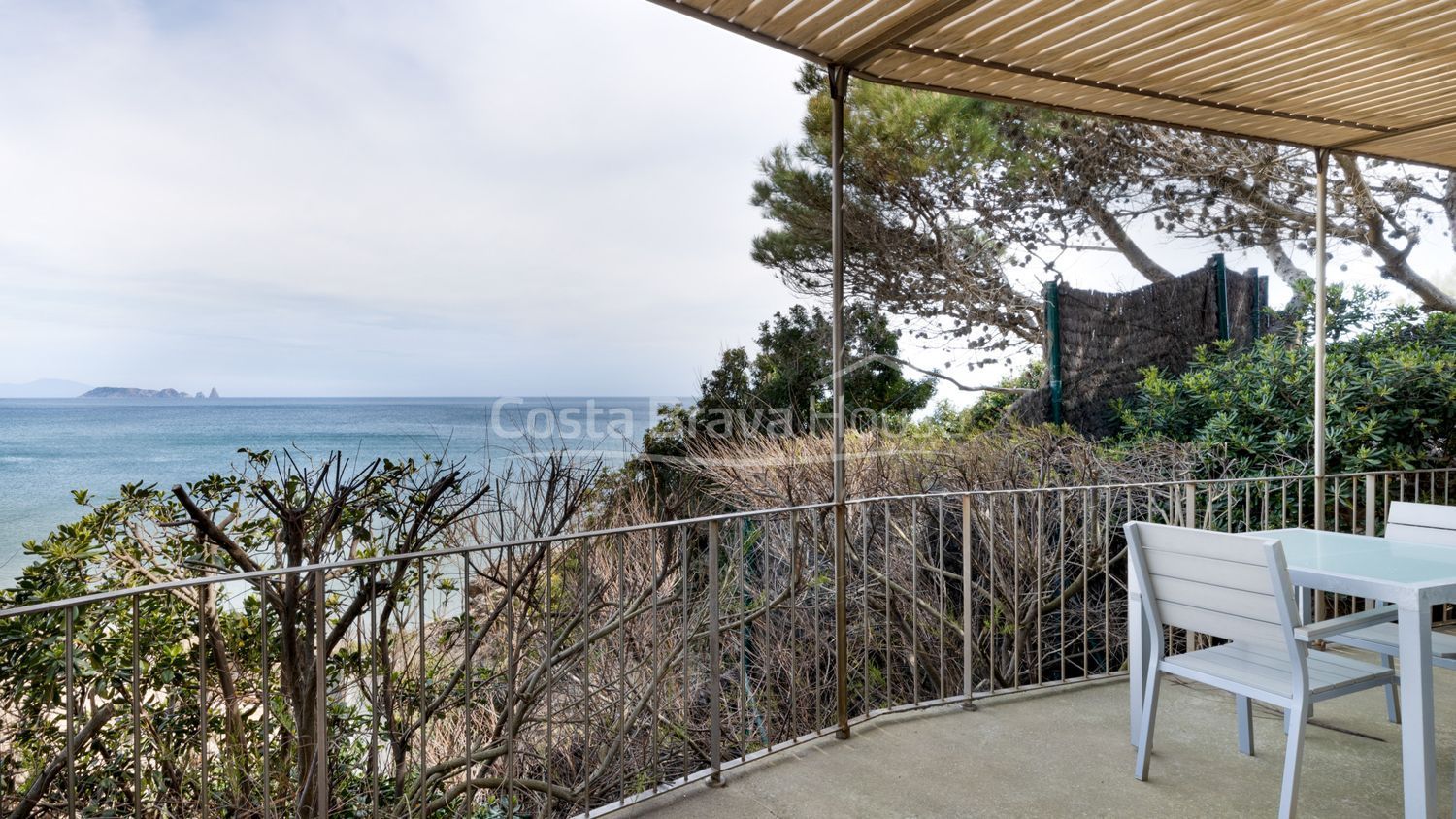 House for sale on the seafront on Illa Roja street, in Begur