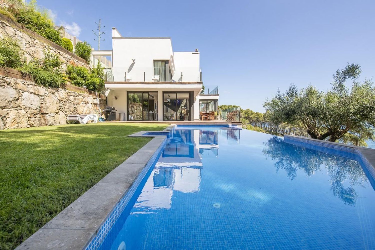 House for sale on the seafront, in Begur